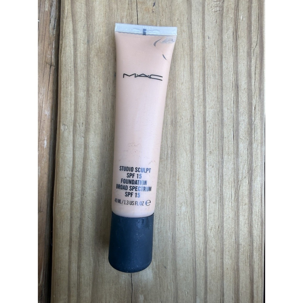 MAC Studio Sculpt Foundation SPF15 Shade NW30 Full Size 40ml / 1.3oz